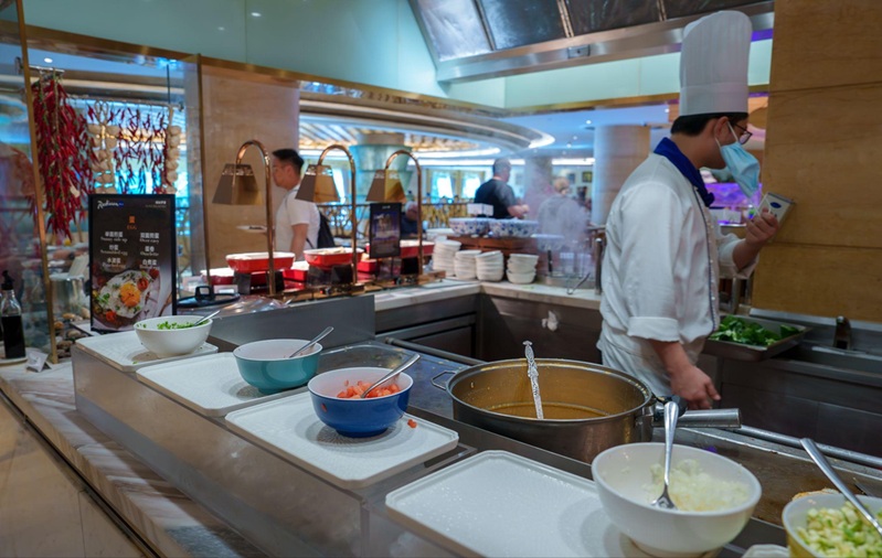 7 Pros and Cons of Adding a Live Station to Seminar Catering
